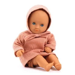 Djeco Conjunto camisa y gorro rosa con bombacho marrón 32cm.