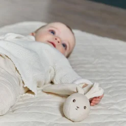 Kaloo Sonajero pelota conejito crema